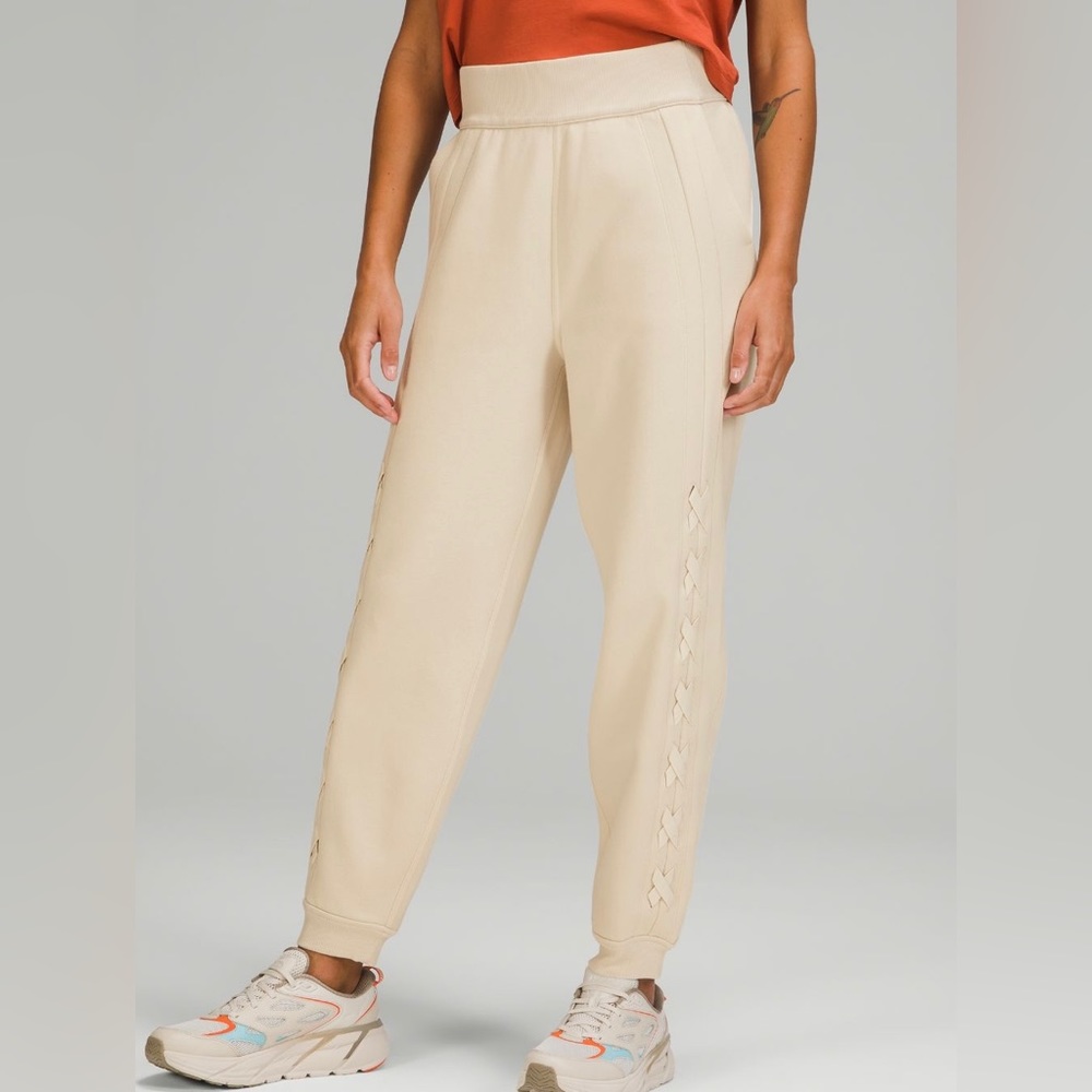 NWT Lululemon Braided Detail HR Joggers Size 6 Cream Color